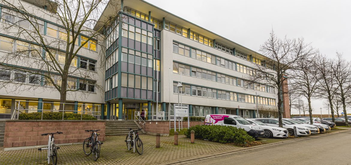 Außenansicht mit parkenden KFZ Thüringer Landesamt für Statistik in Erfurt