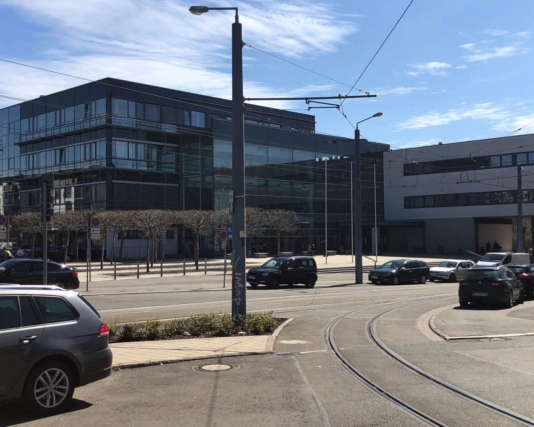 Außenansicht mit Straßenbahnschienen und Verkehr des Justizzentrum Erfurt Copyright: ©LEG Wiemers Außenansicht mit Straßenbahnschienen und Verkehr des Justizzentrum Erfurt Copyright: ©LEG Wiemers