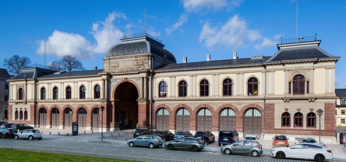 Außenansicht mit parkenden KFZ Thüringer Landesarchiv Marstall Weimar