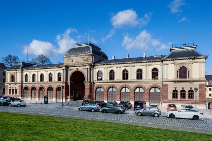 Außenansicht mit parkenden KFZ Thüringer Landesarchiv Marstall Weimar Copyright: ©Landesarchiv Thüringen
