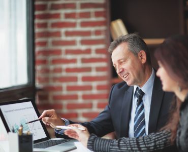 Ein Mann und eine Frau sitzen am Schreibtisch und analasysieren eine Statistik am Laptop Copyright: ©Adobe Stock 238735690