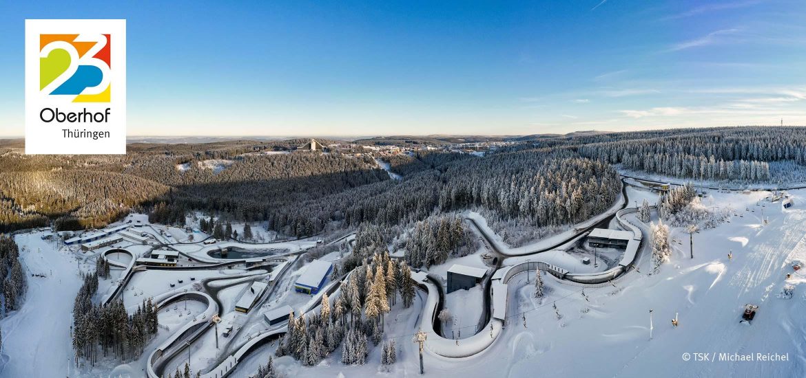 Pannorama Drohnenaufnahme der Bob- und Rodelbahn in Oberhof Thüringen mit dem Logo der WM 2023