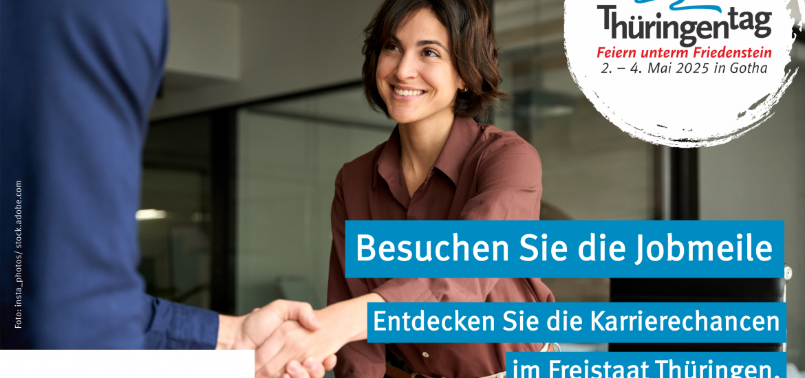 Eine Frau und ein Mann schütteln sich die Hand. Auf dem Bild ist das Logo vom Thüringentag und steht der Text Besuchen Sie die Jobmeile.