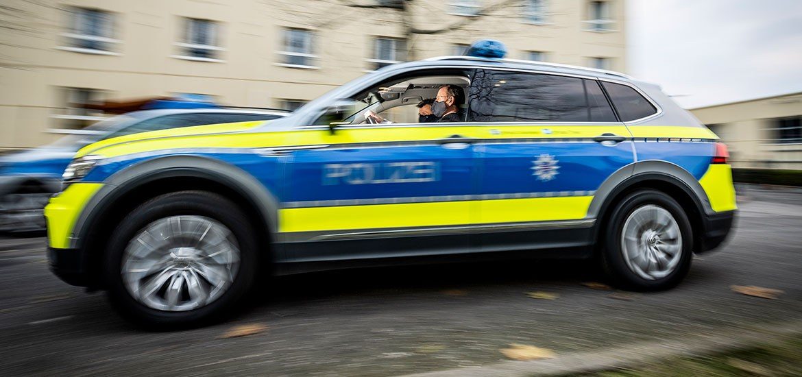 Seitenansicht eines Streifenwagens der Thüringer Polizei