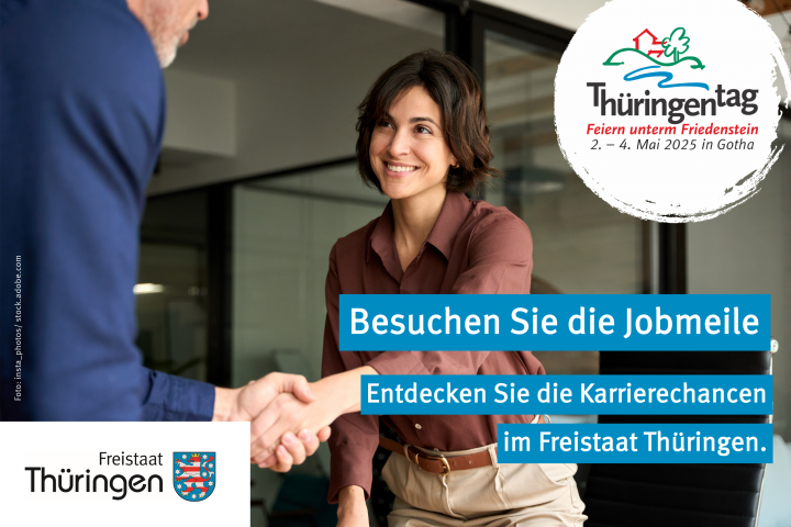 Eine Frau und ein Mann schütteln sich die Hand. Auf dem Bild ist das Logo vom Thüringentag und steht der Text Besuchen Sie die Jobmeile. Copyright: TSK