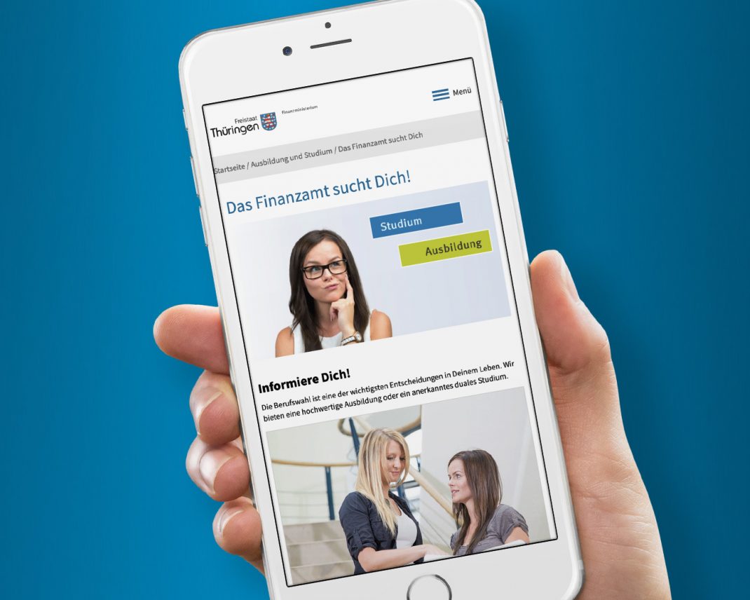 Smartphone in einer Hand mit geöffneter Webseite des Thüringer Finanzministeriums Copyright: ©Thüringer Staatskanzlei
