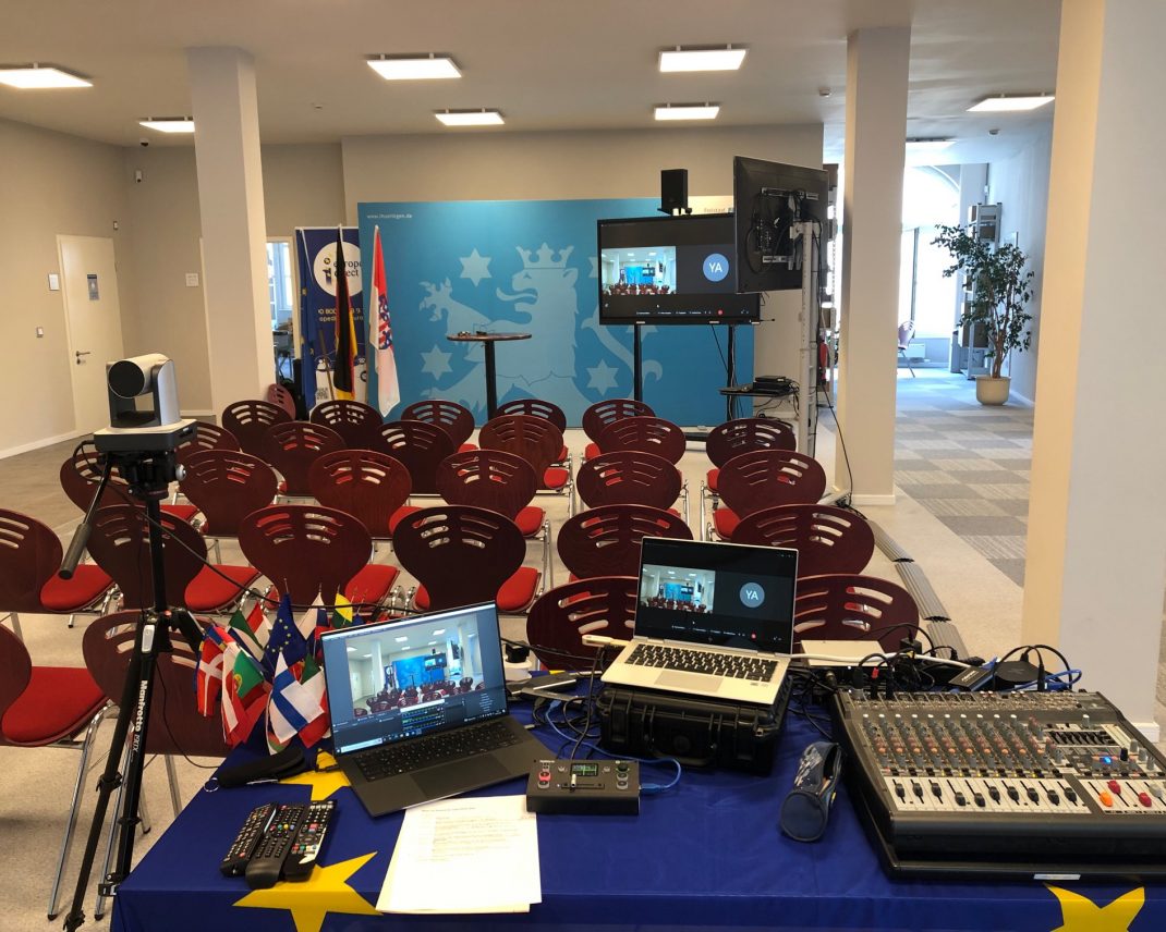 Technisches Equipment eines Veranstaltungstechnikers bei einer Pressekonferenz Technisches Equipment eines Veranstaltungstechnikers bei einer Pressekonferenz