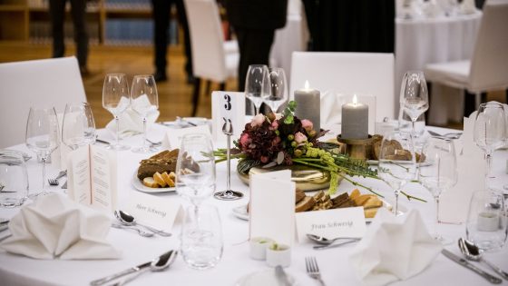 Ein feierlich gedeckter Tisch Ein feierlich gedeckter Tisch